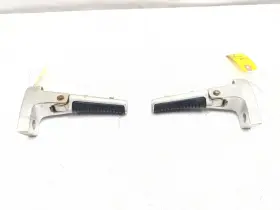 43611-10f10 Suzuki 05-09 Vl1500 Boulevard C90 Passenger Footpeg Rear Right Step Mount