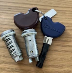 Lock Set Cylinder And Keys Genuine Piaggio For Vespa(on Description) 1B005661 New. Price: $170.20.